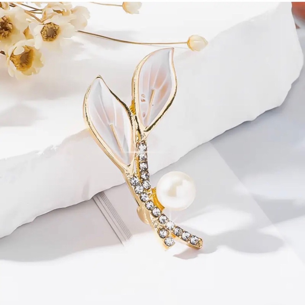Elegant Gold Leaf Pearl Brooch - White & Gold
